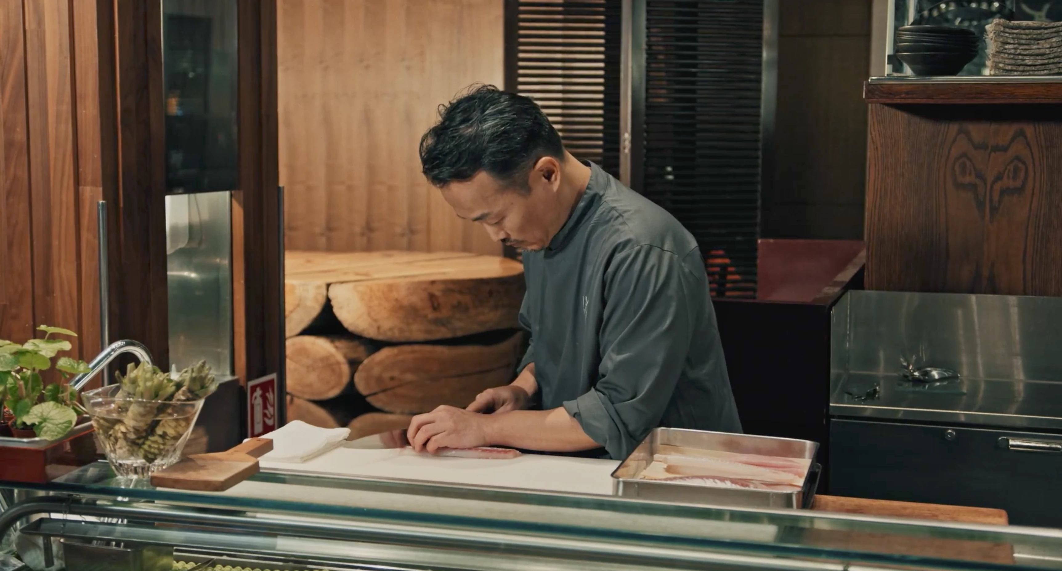 Tanagokoro — Yoshinori Ishii preparing fish at the counter