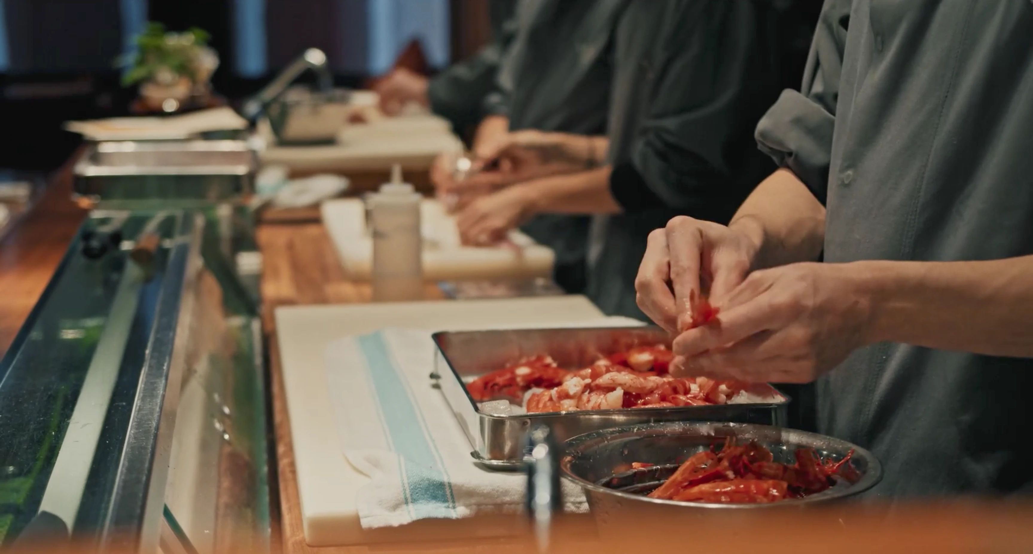 Tanagokoro — Preparing shellfish in the kitchen