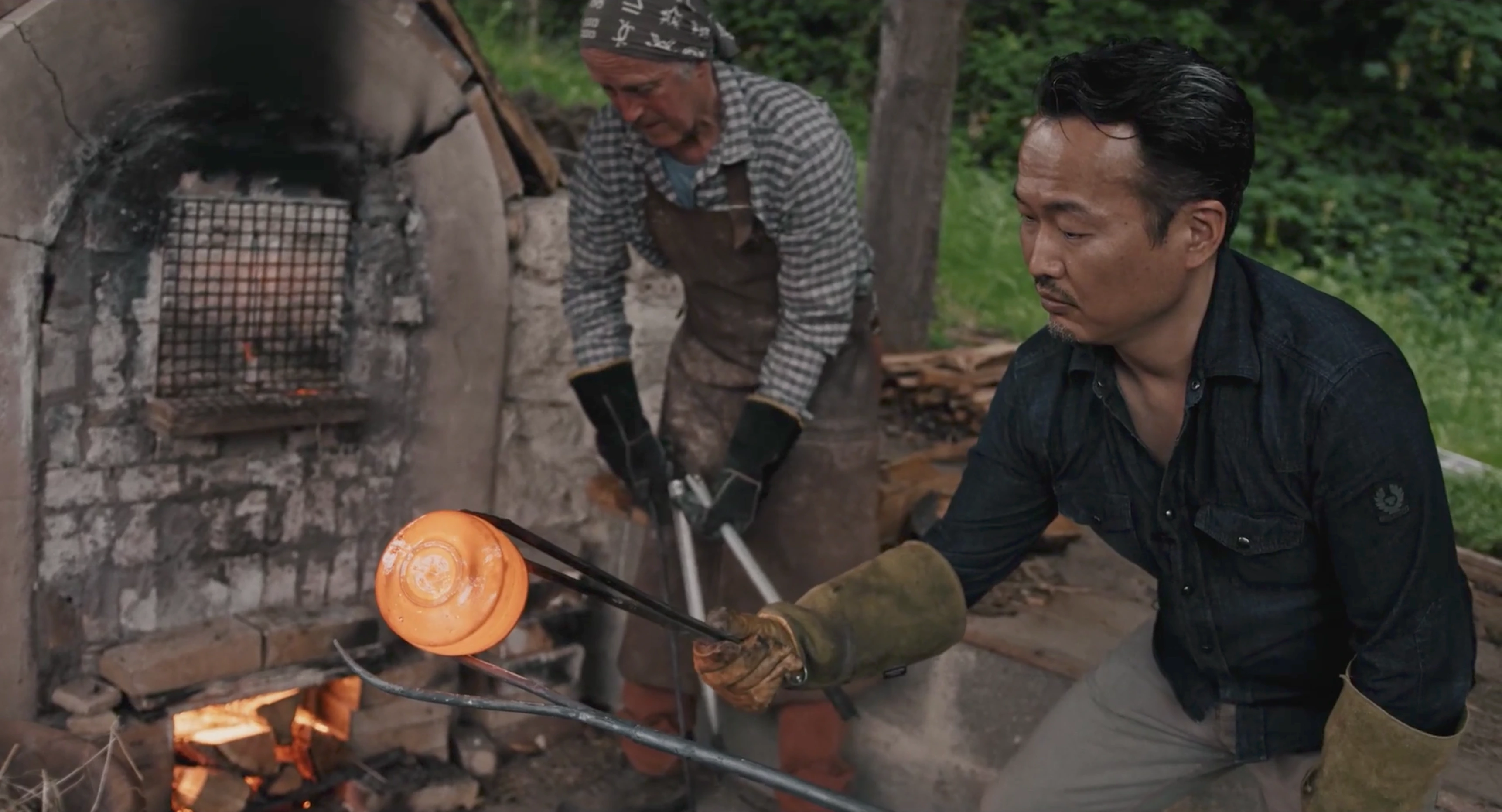 Tanagokoro — Yoshinori Ishii working with ceramics at a kiln