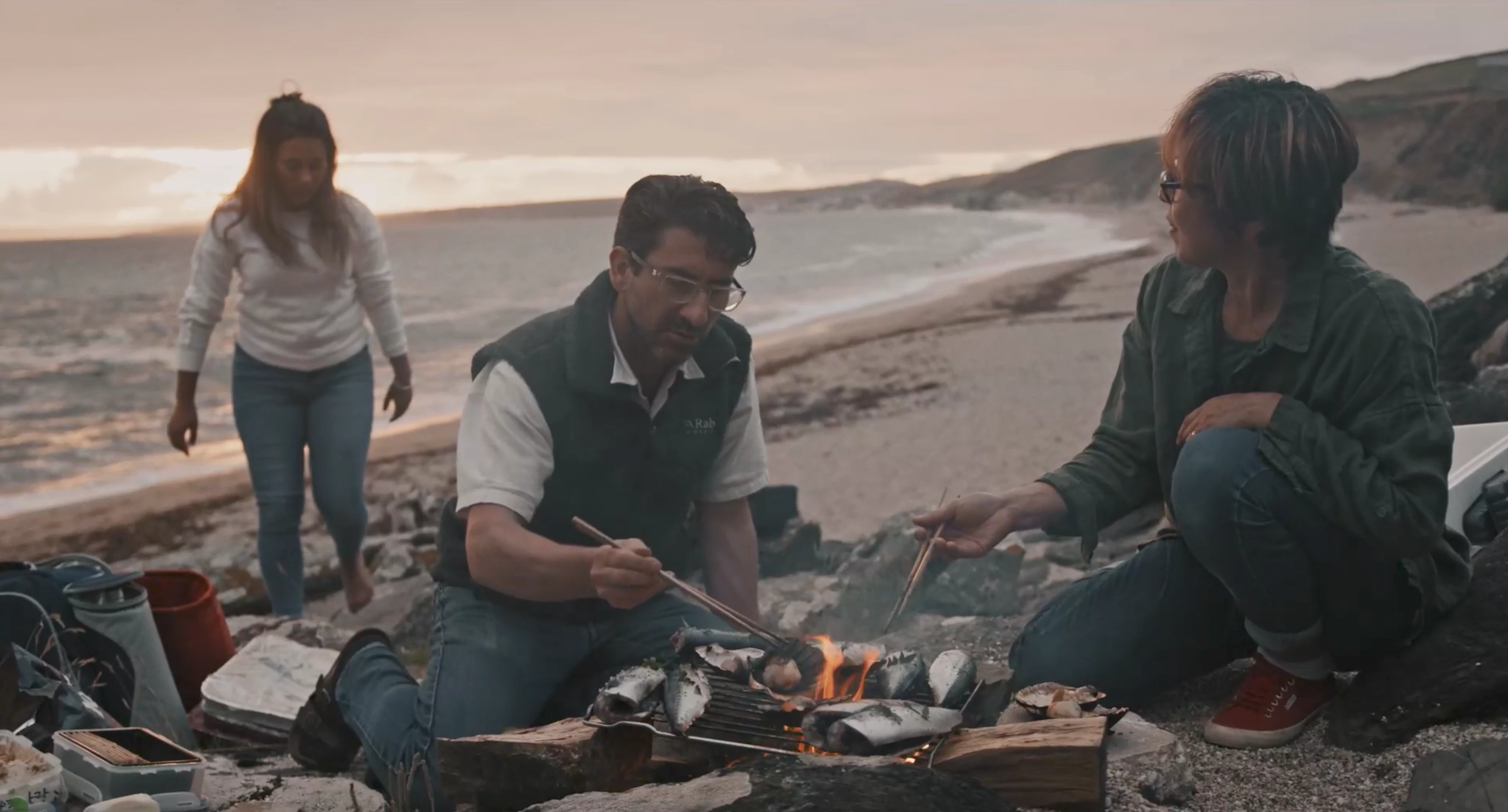 Tanagokoro — Cooking together over a fire on the beach